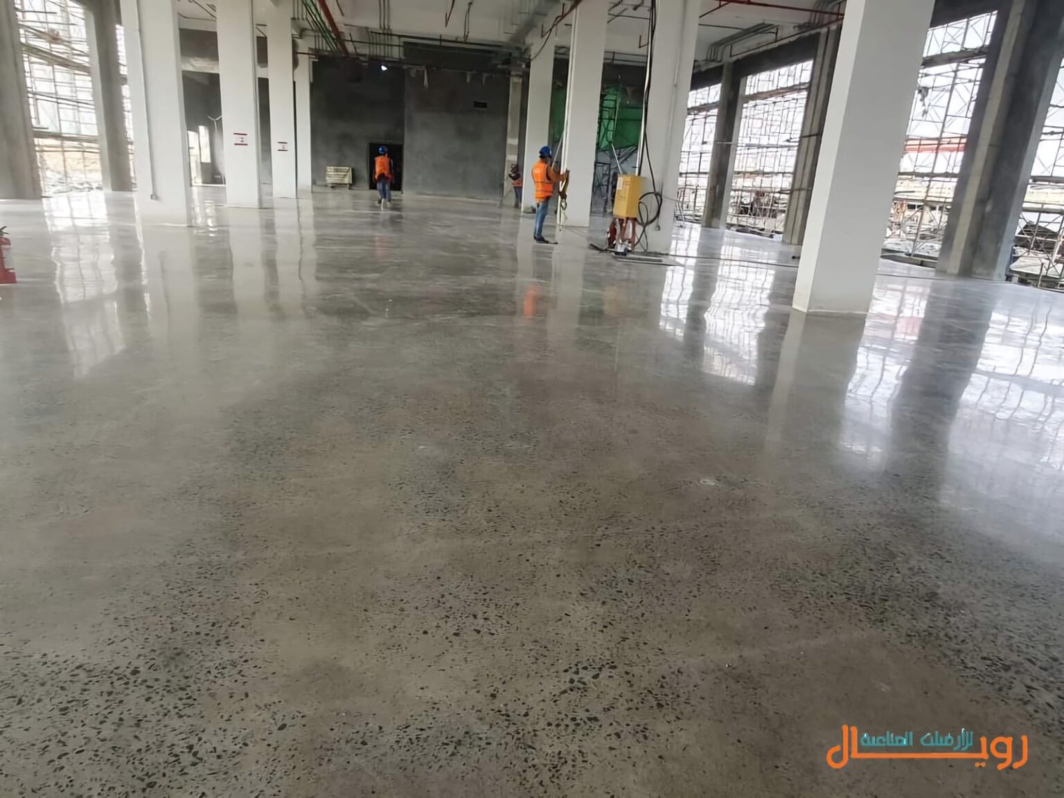 Super Floor 200 - نظام أرضيات صناعية خرسانية غير لامعة Super Floor 200 matte industrial concrete floor system for heavy traffic areas